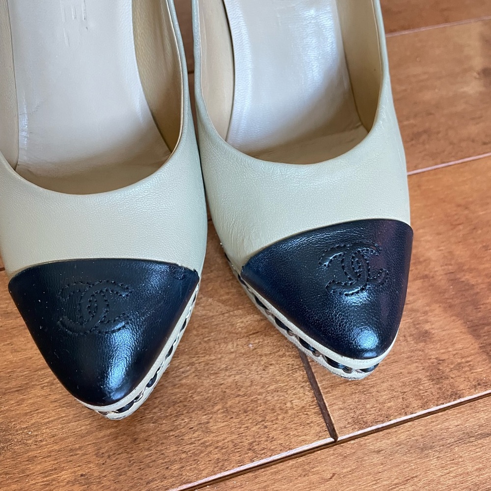 CHANEL Beige and Black Two-Tone Leather Platform Pumps - Picture 4 of 8